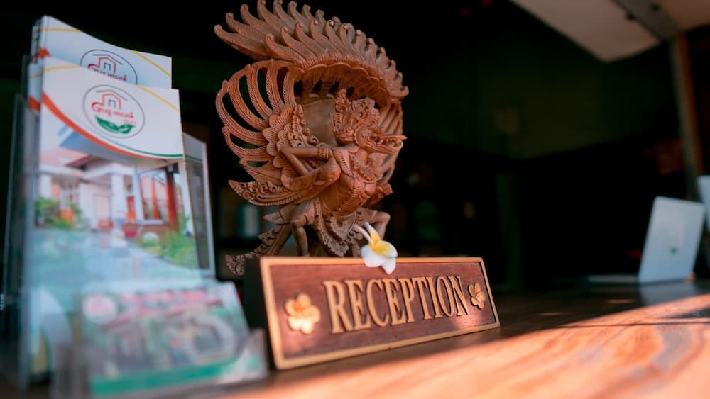 Gus Mank Stay, Reception, photo 2