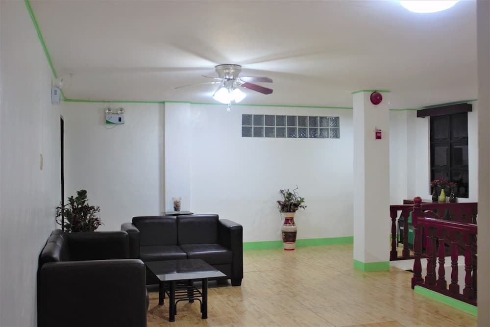 Linde's Inn Coron, Lobby sitting area, photo 2