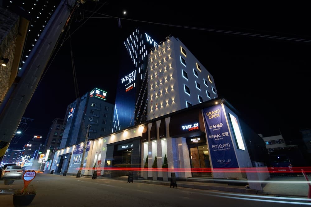 West In Hotel, Primary image, photo 1