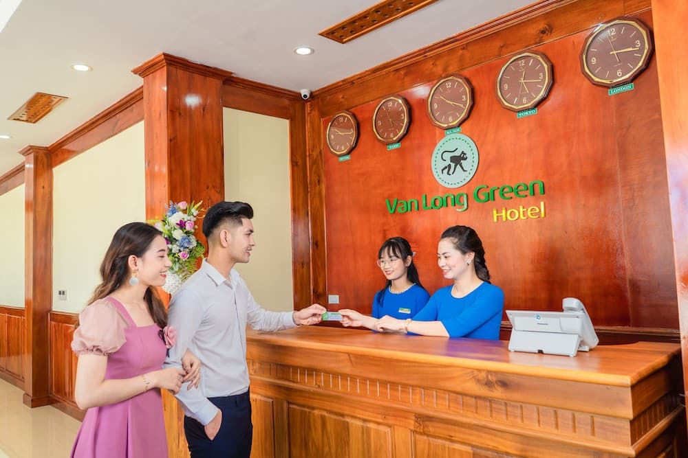 Van Long Green, Reception, photo 3
