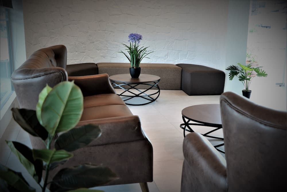 Hotel Longhouse, Lobby sitting area, photo 5