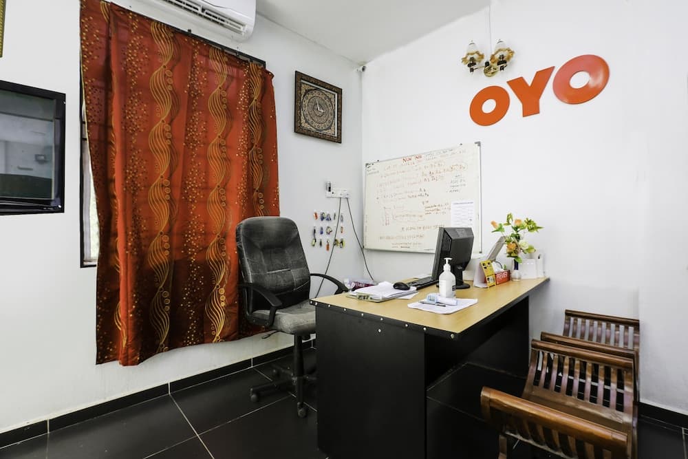 OYO 89933 넌 호텔 리셉션 사진 3