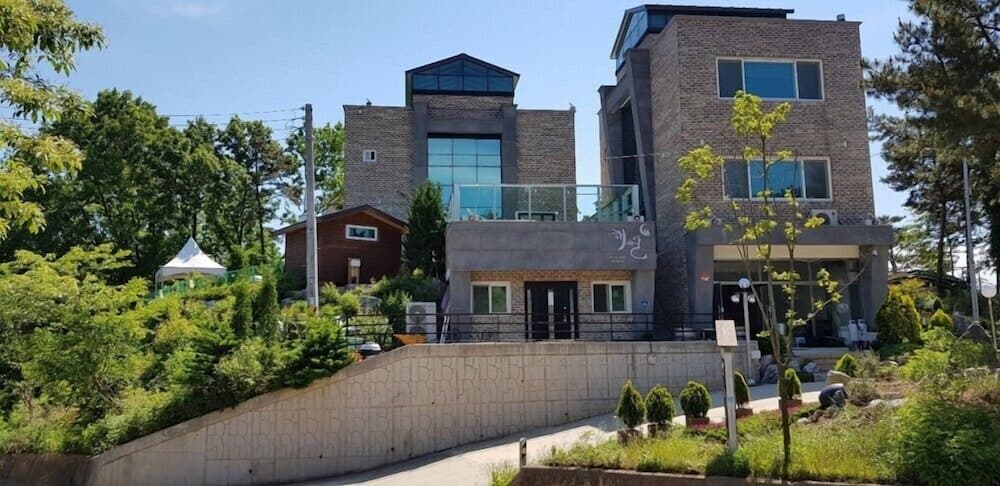 Sun and moon pension, Primary image, photo 1