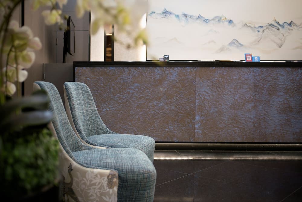 V Hotel Lavender, Lobby sitting area, photo 3