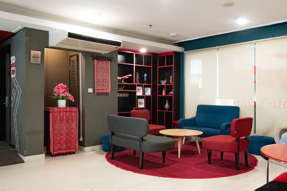 Tune Hotel - Waterfront Kuching, Lobby sitting area, photo 4