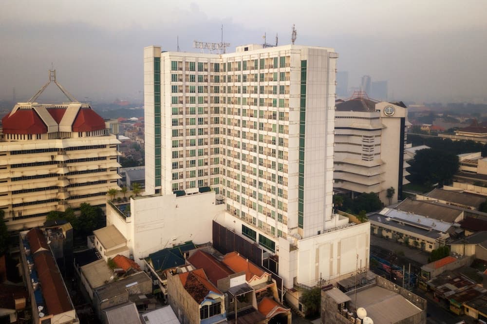 The Square, Primary image, photo 1