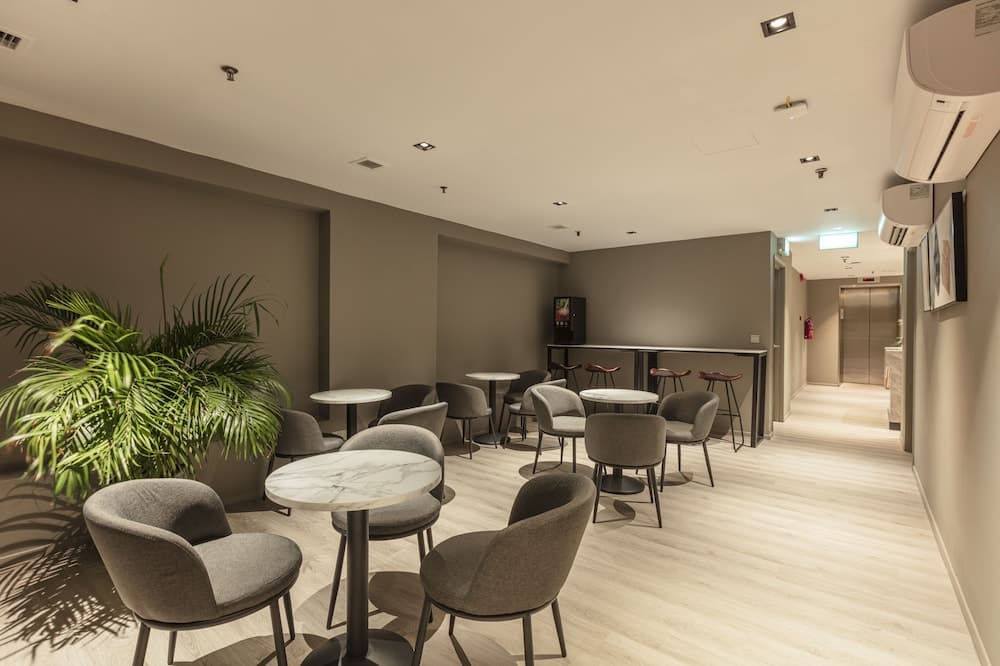 Hotel Calmo Bugis, Lobby sitting area, photo 4