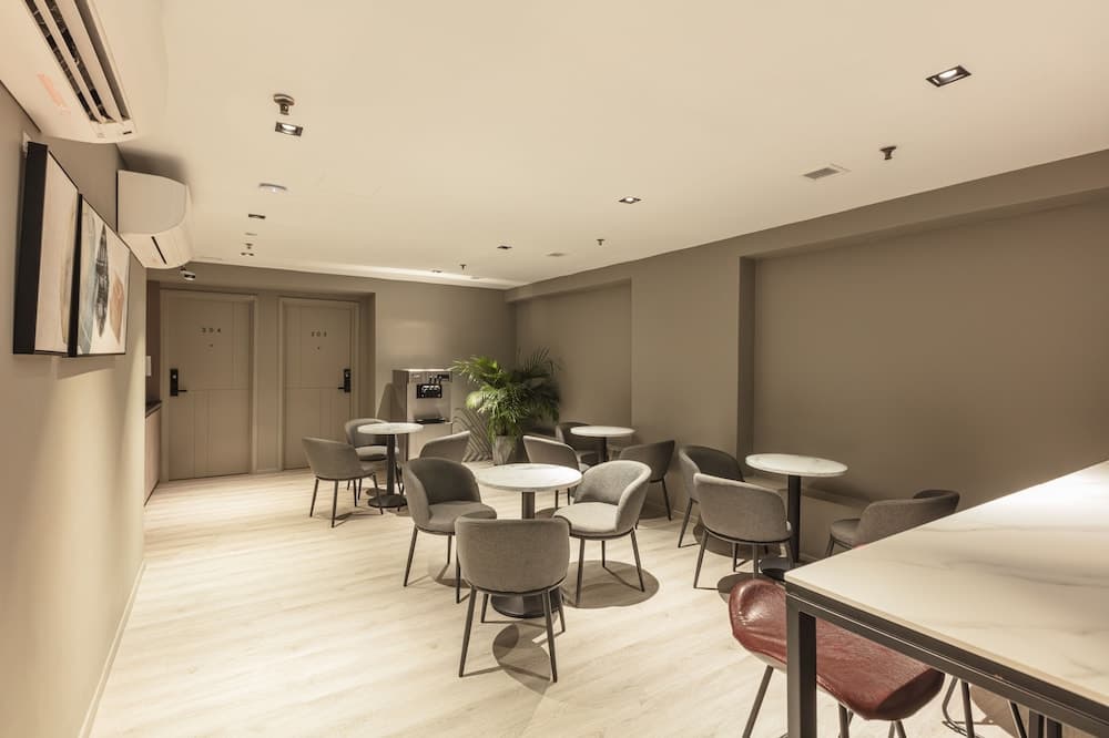 Hotel Calmo Bugis, Lobby sitting area, photo 5