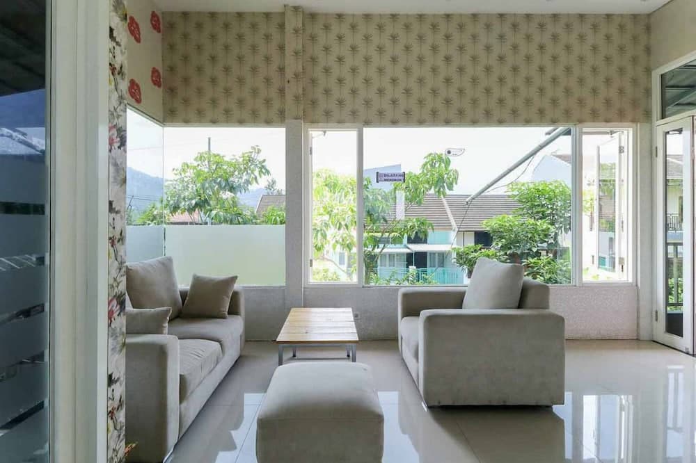 Griya Mulya Batu RedPartner, Lobby sitting area, photo 3