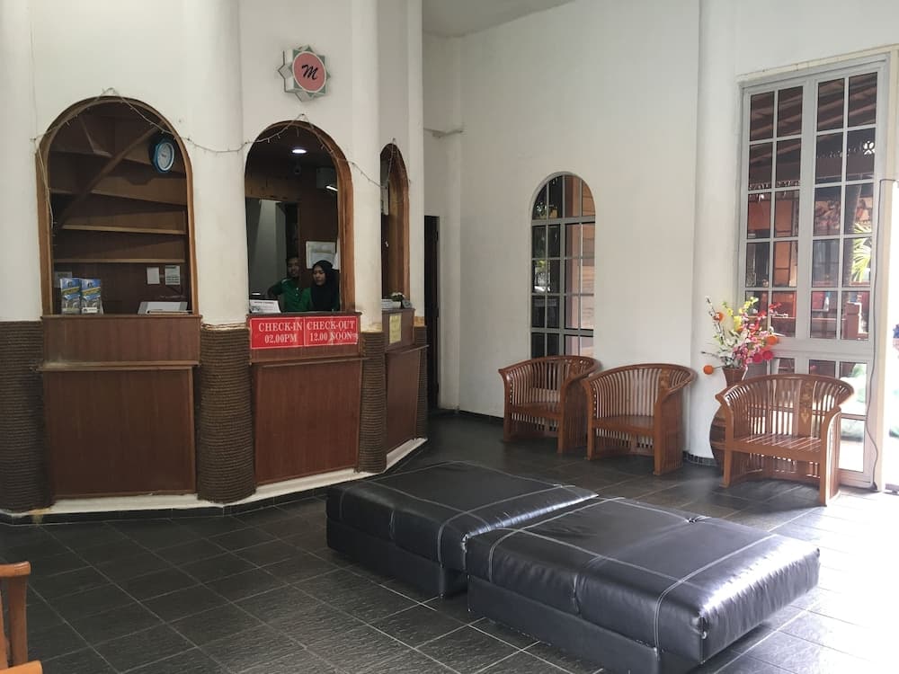 Landcons Hotel, Lobby sitting area, photo 4