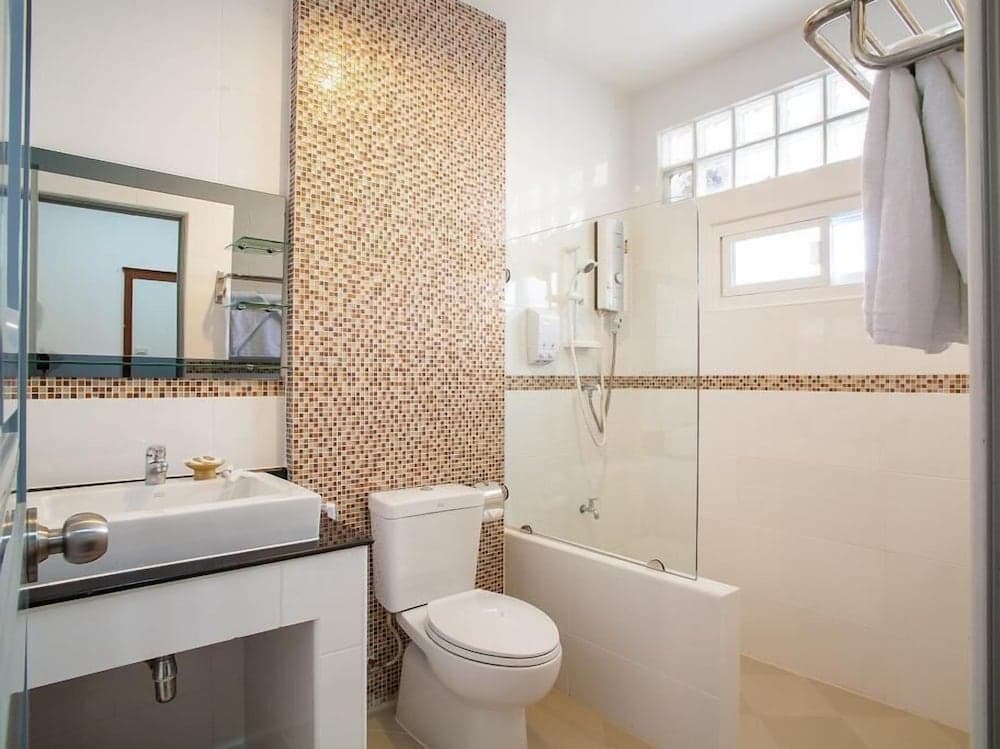 V Residence Chiangmai Hotel, Bathroom, photo 4