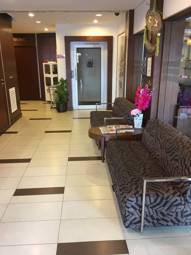 Jewels Hotel, Lobby sitting area, photo 5