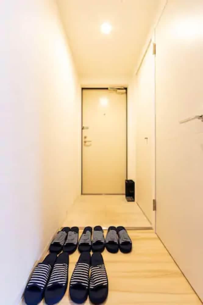 Eve, Interior entrance, photo 2