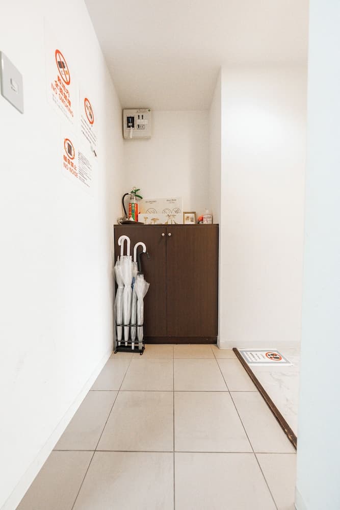 Yellow, Interior entrance, photo 4