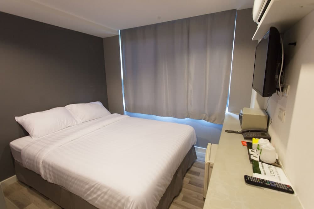 Nantra Ploenchit, Primary image, photo 1