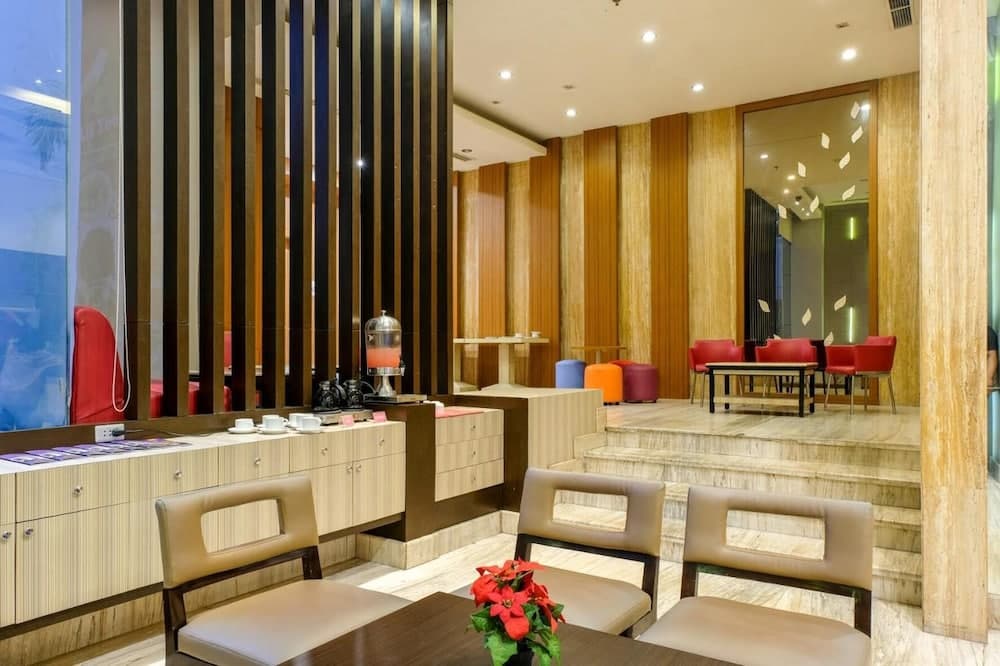Almadera Hotel Makassar, Lobby, photo 5
