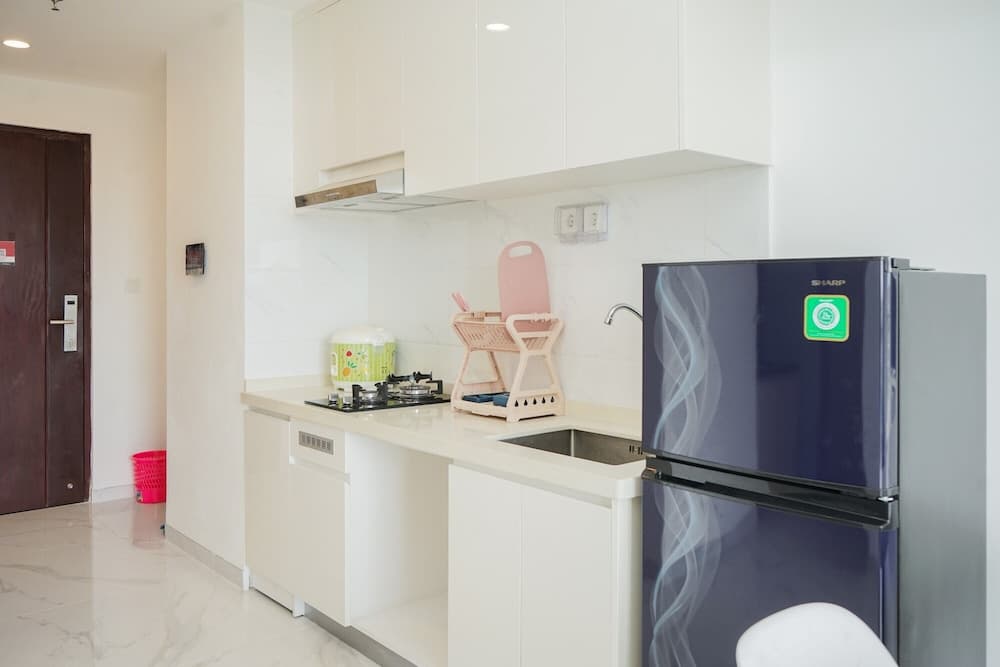 컴포터블 디자인 2BR 위스 워싱 마친 스카이 하우스 BSD 아파트먼트 전용 주방 사진 4
