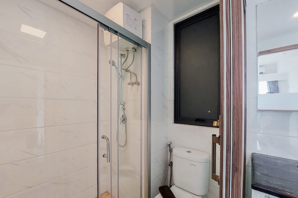 컴포터블 디자인 2BR 위스 워싱 마친 스카이 하우스 BSD 아파트먼트 욕실 사진 5
