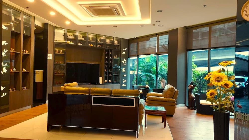 Nest n Rest Hotel, Lobby sitting area, photo 2