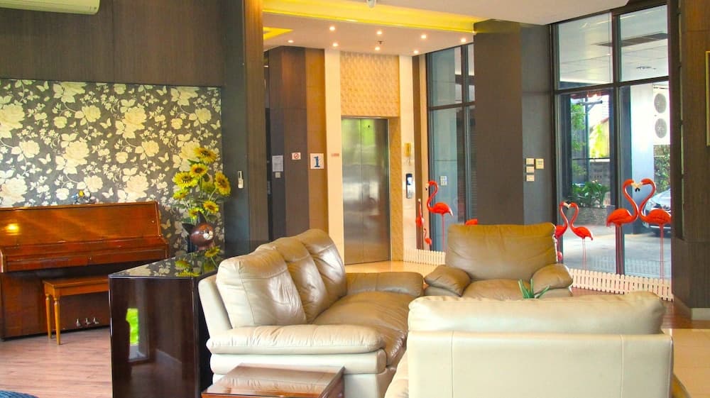 Nest n Rest Hotel, Lobby sitting area, photo 3