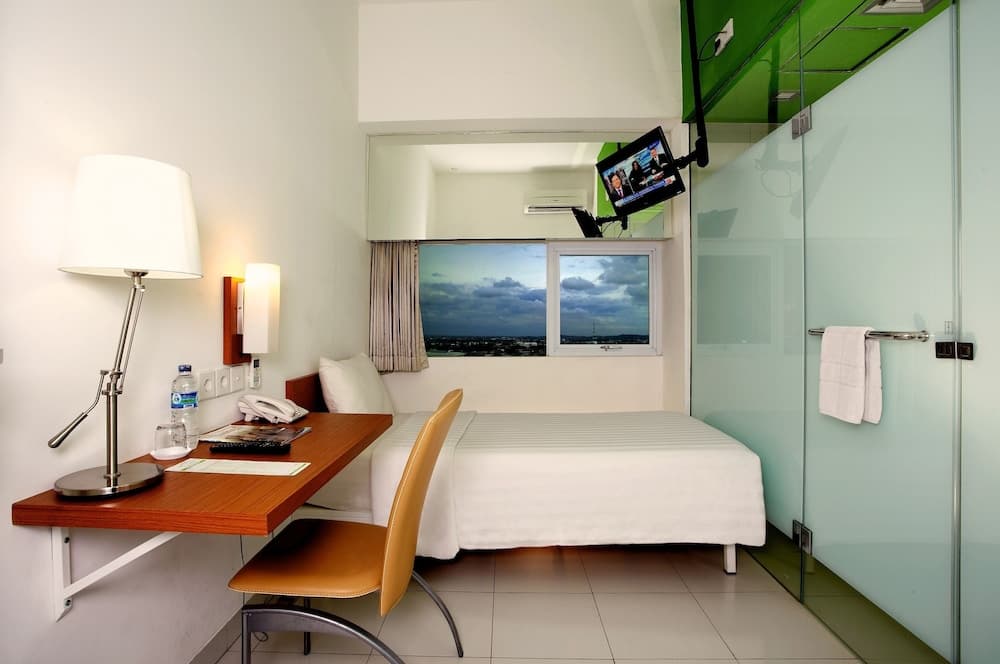 Whiz Hotel Pemuda Semarang, Room, photo 5