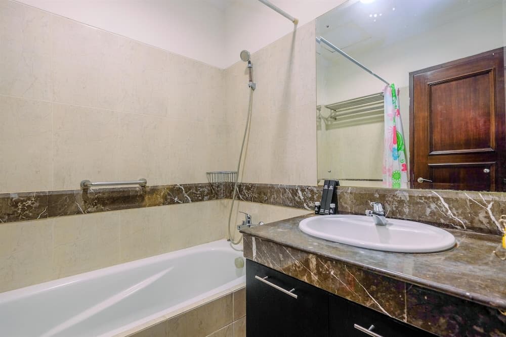 Fancy And Classic Studio Room At Bellezza Apartment, Bathroom, photo 5