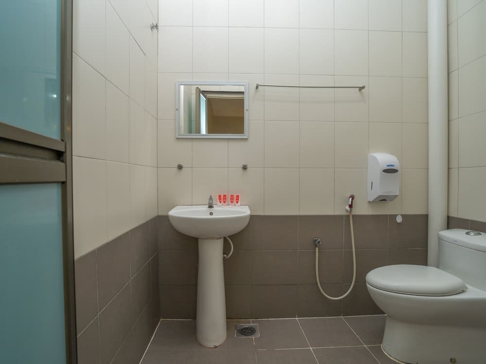 OYO 90585 D Pearl Hotel, Bathroom, photo 5