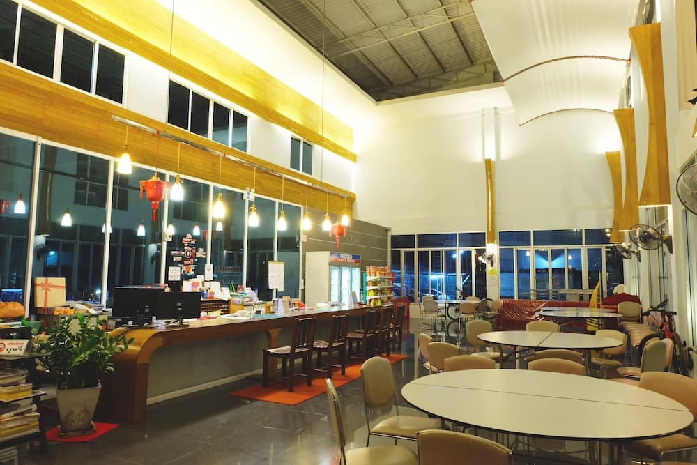 Riverside Hotel, Lobby sitting area, photo 4