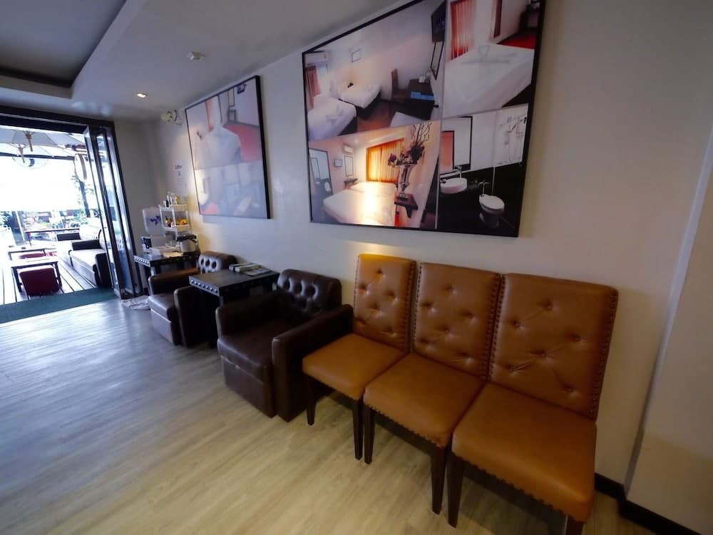 Basic Line Hotel at Loikroh, Lobby sitting area, photo 5