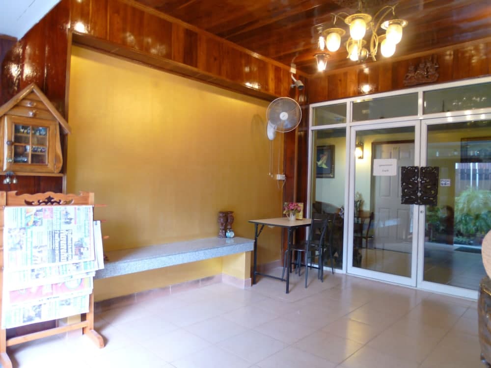 Vanlisut Hotel Ngamwongwan, Lobby sitting area, photo 5