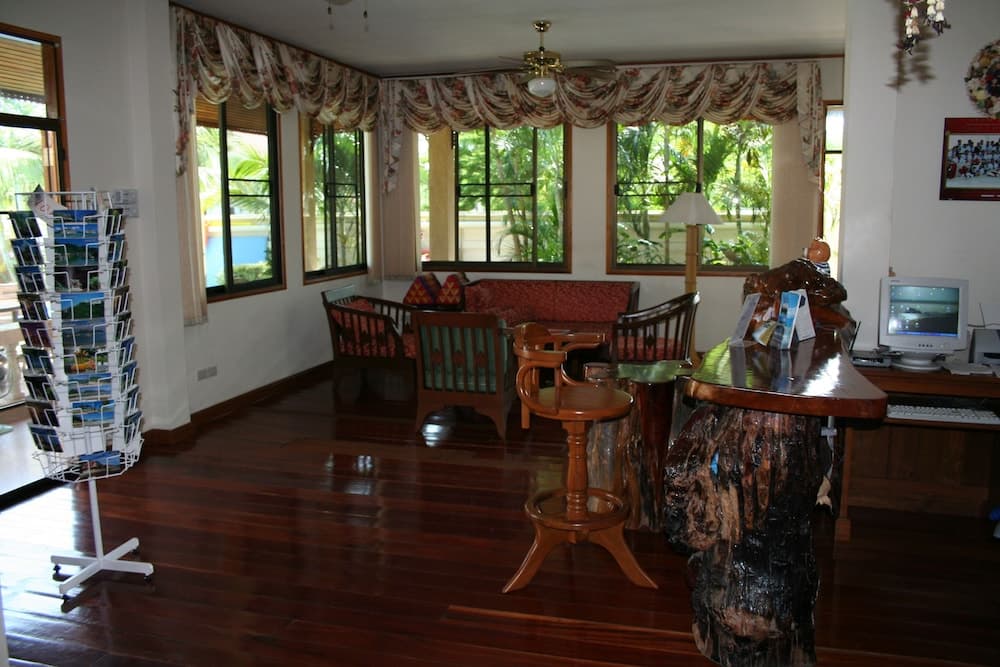 Long Beach Inn, Lobby sitting area, photo 3