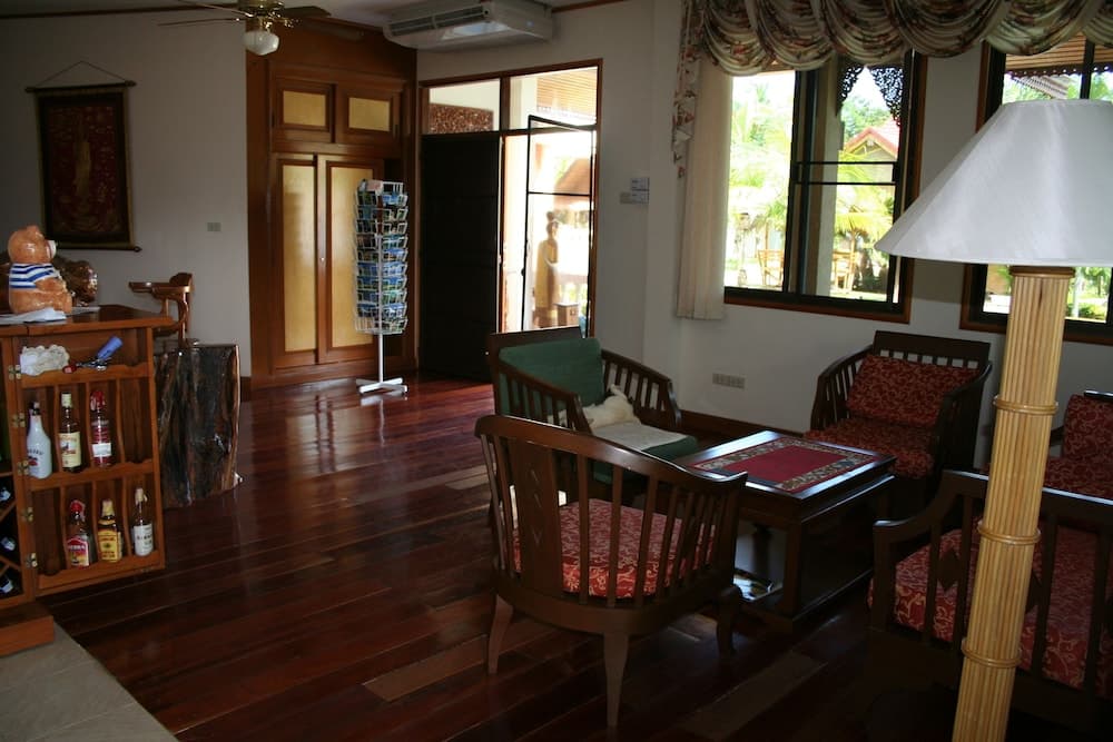 Long Beach Inn, Lobby sitting area, photo 4