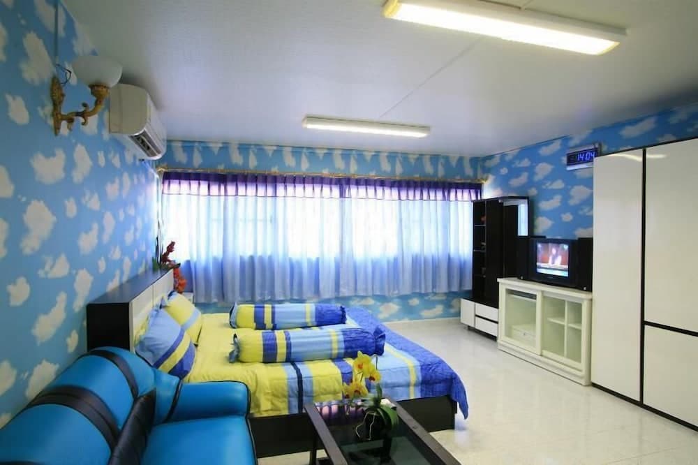 Deluxe at Popular Condo, Room, photo 5