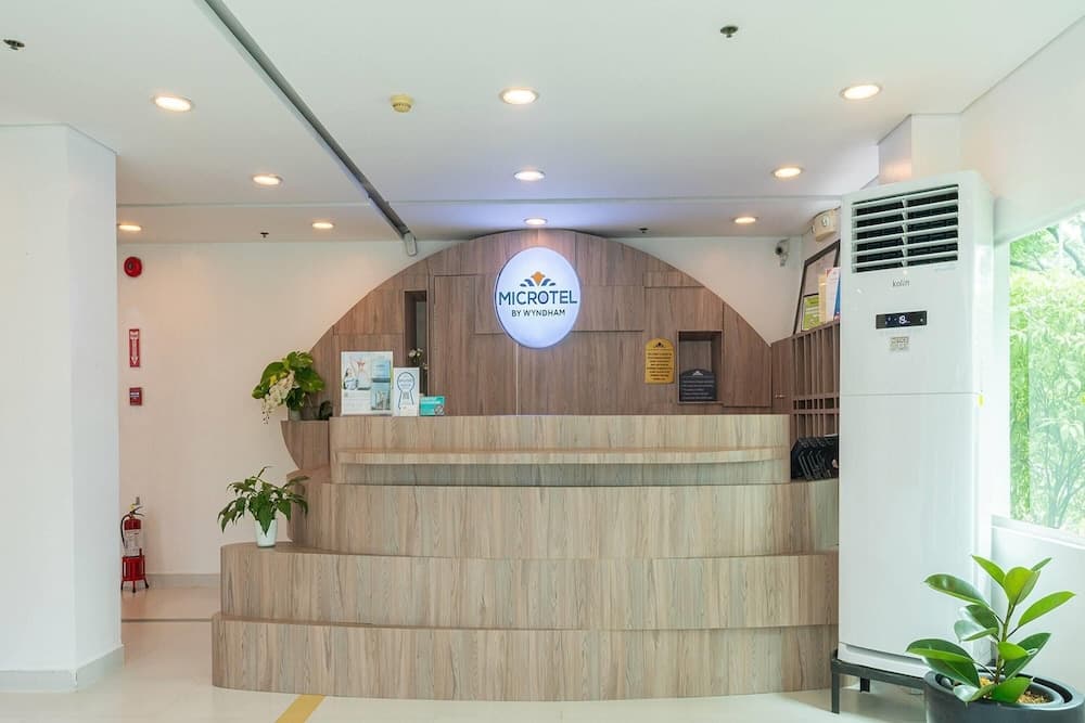 Microtel by Wyndham UP Technohub, Lobby, photo 4