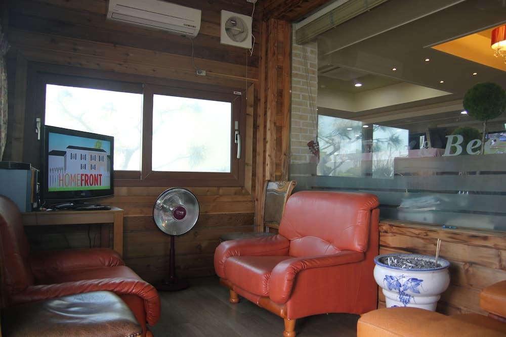 Western Hotel, Lobby sitting area, photo 2