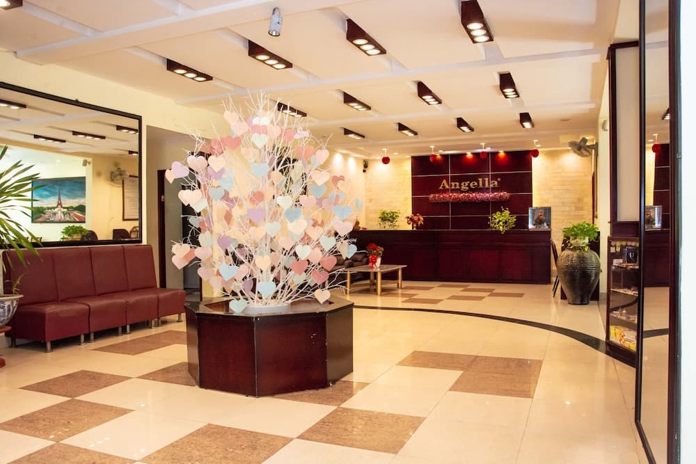 Angella, Reception, photo 2