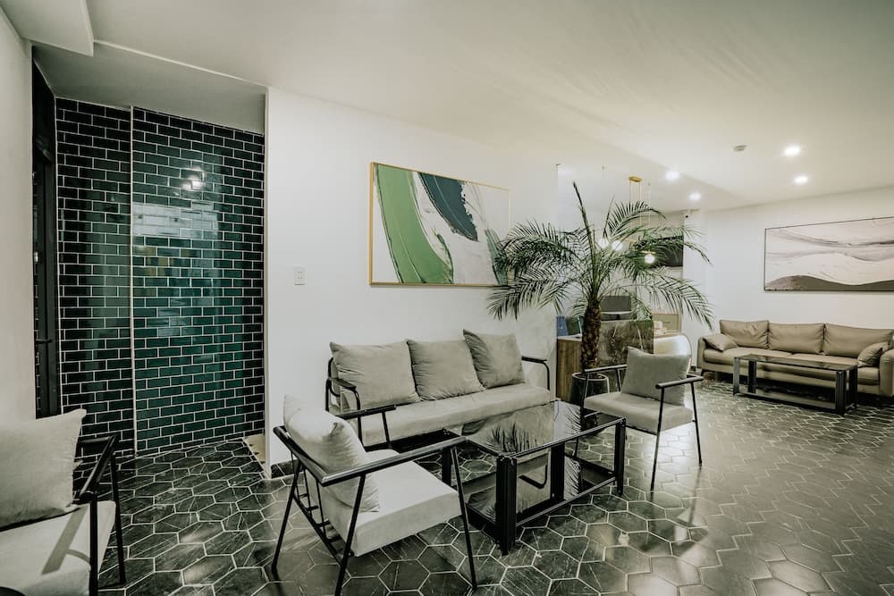 MINT HOTEL, Lobby sitting area, photo 2