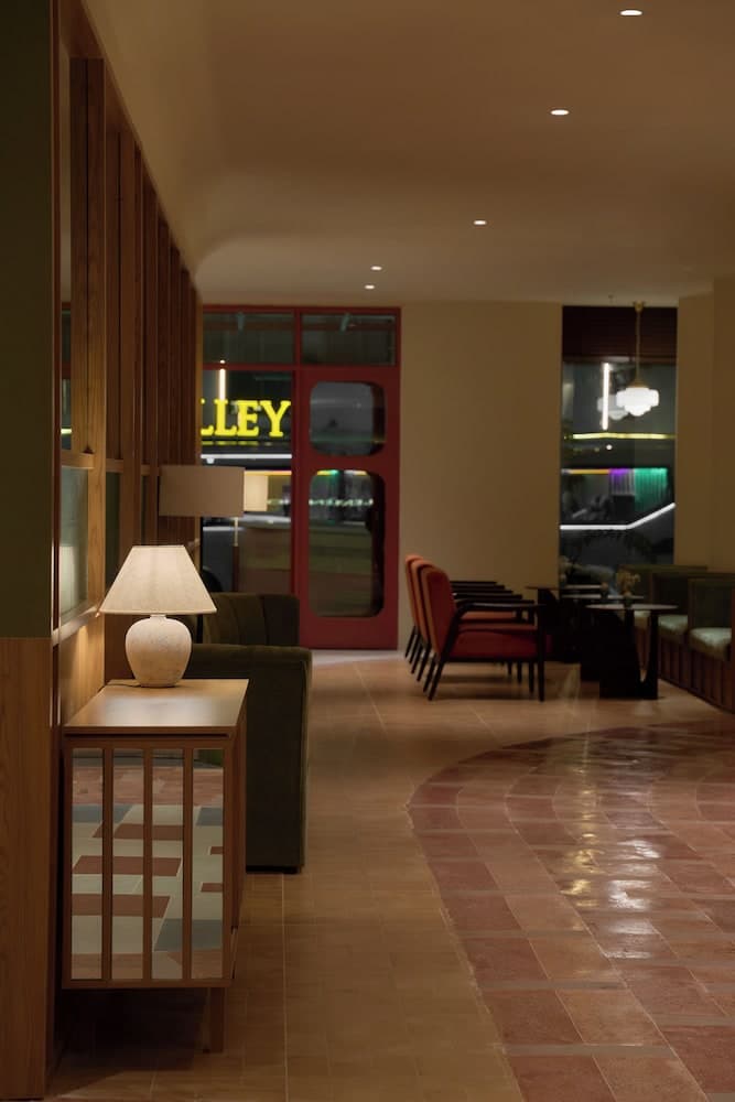 Len Hotel, Lobby sitting area, photo 4