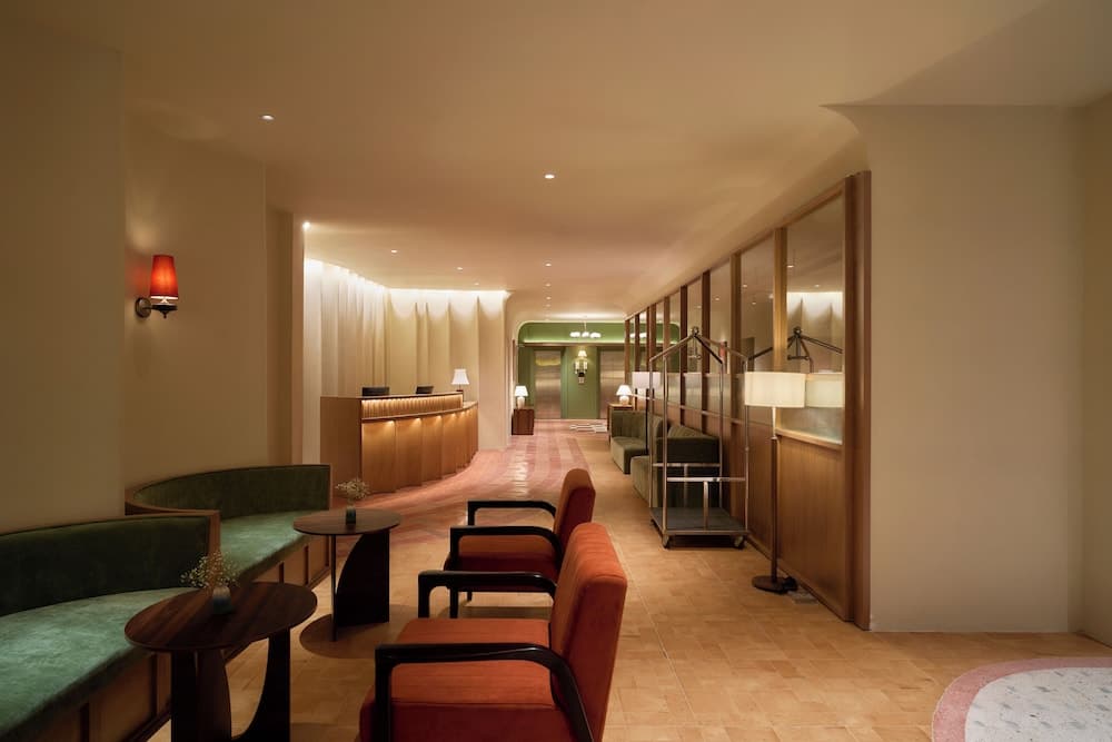 Len Hotel, Lobby sitting area, photo 5