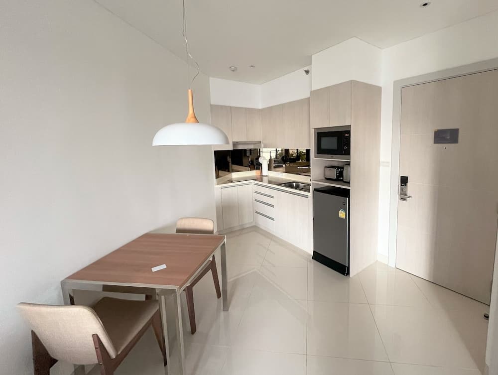 Modern apartment at Cassia by Lofty 객실 내 식사 공간 사진 5